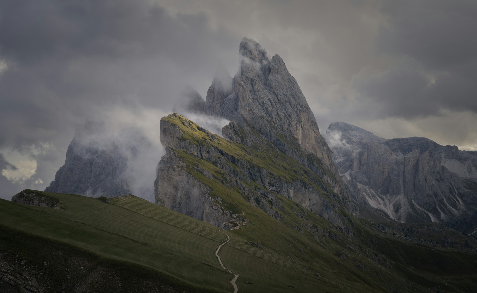 intricate-explorer-Xwh7RclsOUA-unsplash.jpg