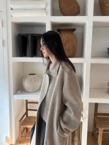 人群太吵，我想去听旷野的风，安静和孤独，踏实又自由。