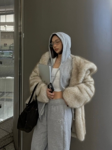 风似当年，人事已非。