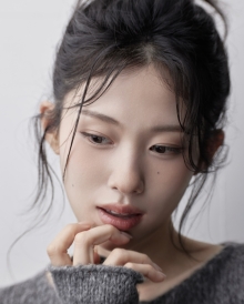 我和风相拥，但我永远抓不住风。