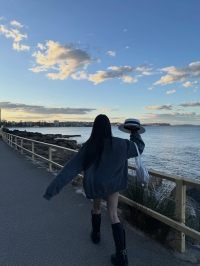 把烦恼留在昨天，带着清醒走向清晨。