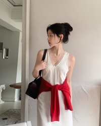 巷口的酒馆打了烊，晚风还留着半杯香。