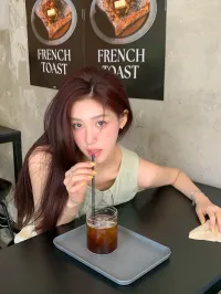喧闹的日子只会让孤独的人更加孤独。